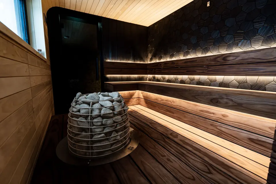 Taş ocaklı, gizli aydınlatmalı ahşap sauna